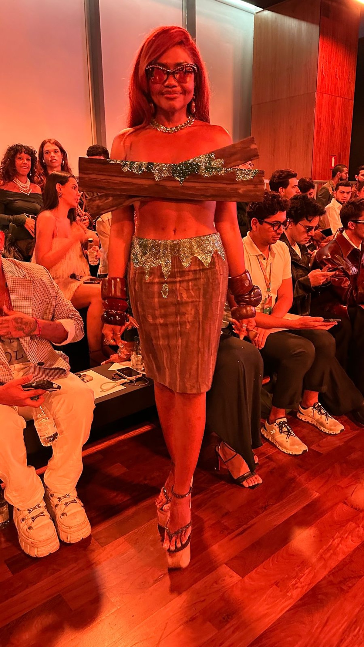 Gaby Amarantos prestigia SPFW e fala sobre rotina de treinos: 'Emagreci 35 quilos e estou muito feliz'