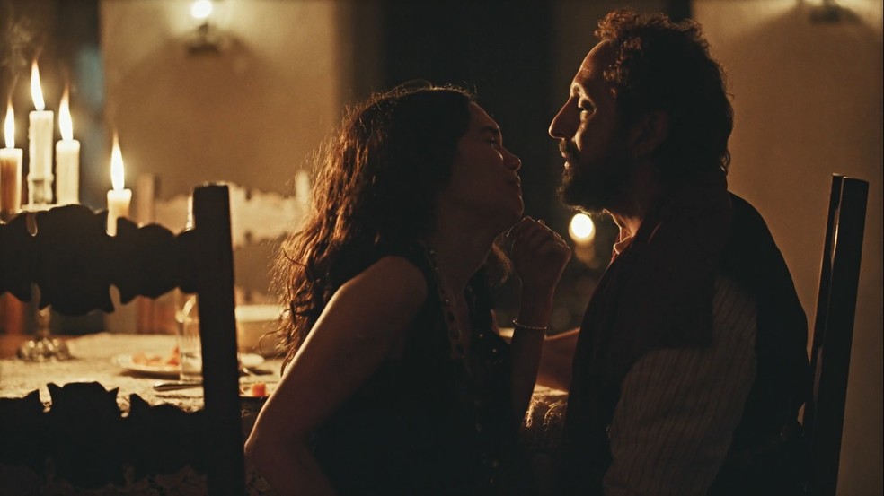 Em Guerreiros do Sol, Soraia é punida por Arduíno — Foto: Globoplay