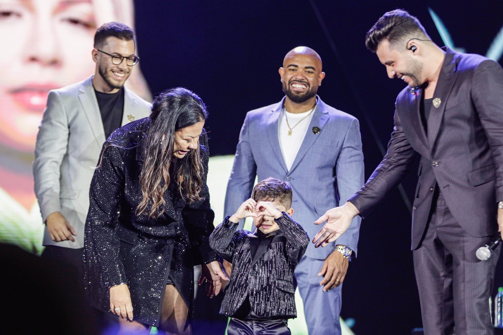 Murilo sobre com Leo e a família de Marilia Mendonça ao palco — Foto: Van Campos/AgNews