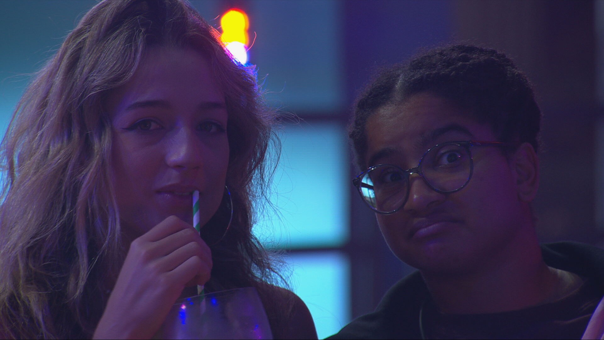 Milena avalia Edilson com bola na cabeça e comenta sobre Alberto Cowboy: 'Se achando o meninão'