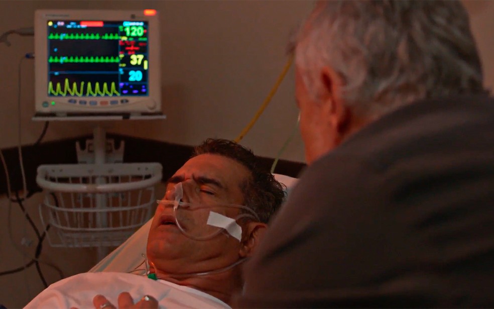 Jaques desliga os aparelhos de Ricardo em Dona de Mim — Foto: Globo