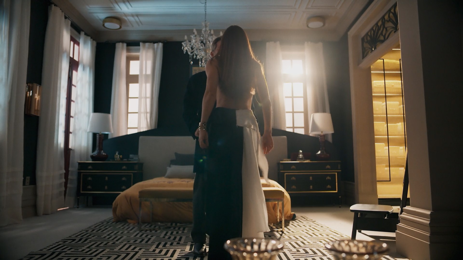 Figurinista de Três Graças explica closet 'duplicado' para cenas de Arminda com roupas rasgadas