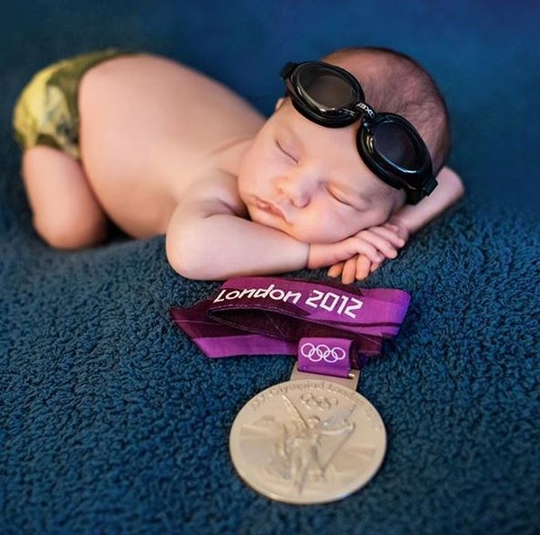 Thiago Pereira faz ensaio do filho com medalha olímpica: 'Maiores  conquistas'