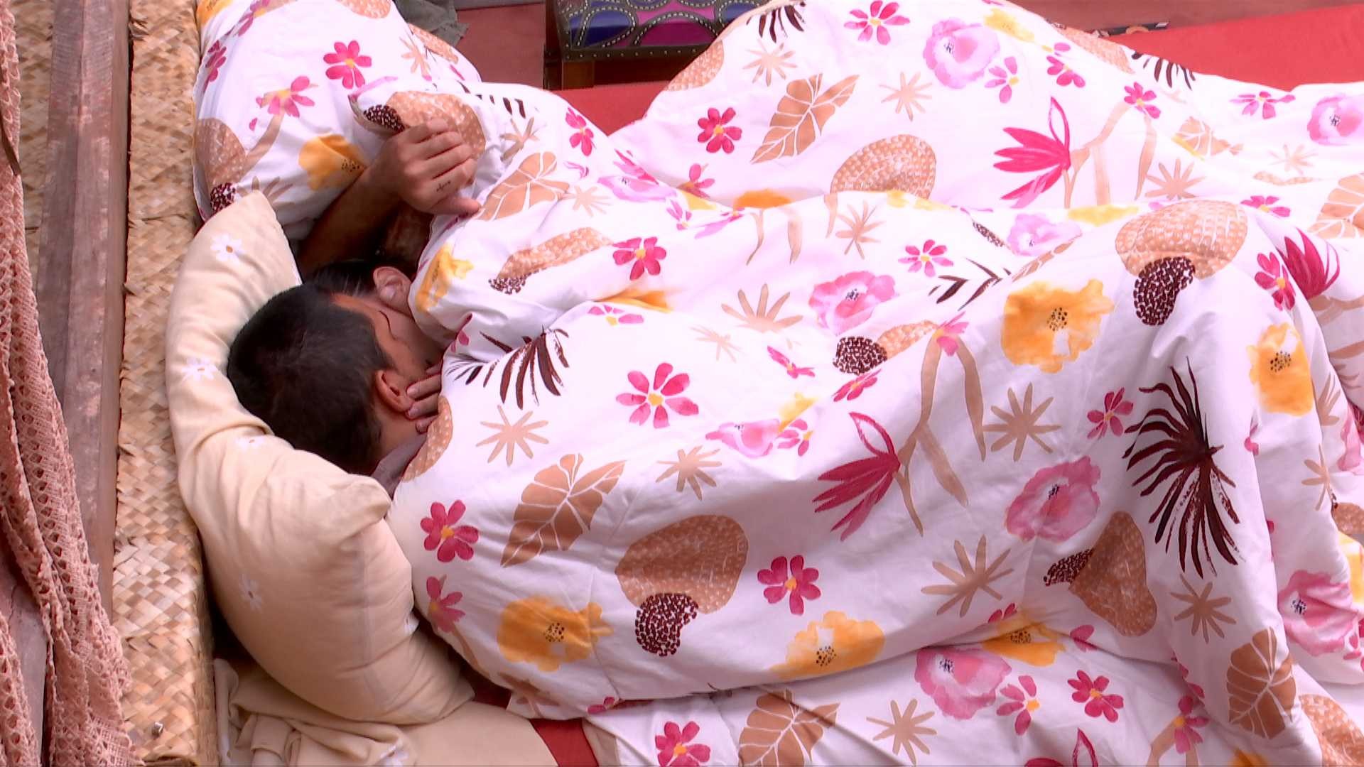 Em clima de romance, Maike e Renata se beijam no edredom