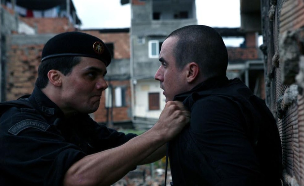 Wagner Moura e Caio Junqueira em cena do longa 'Tropa de Elite' (2007) — Foto: IMDB