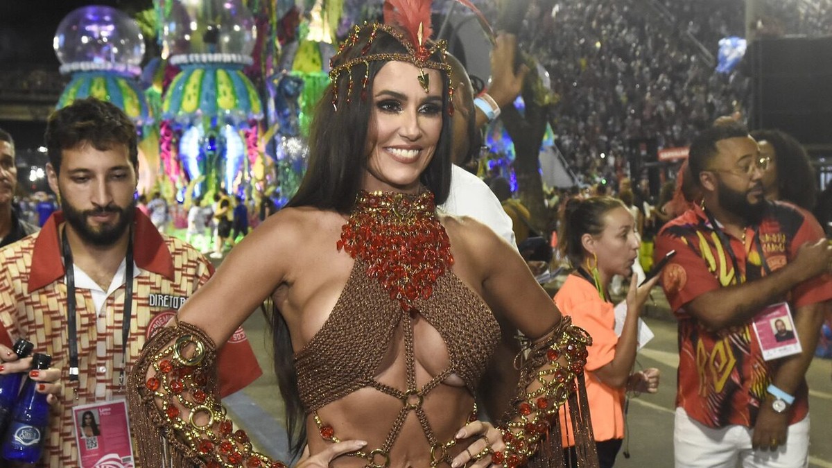 Deborah Secco ousa em desfile do Salgueiro com fantasia sexy que valoriza o  bumbum