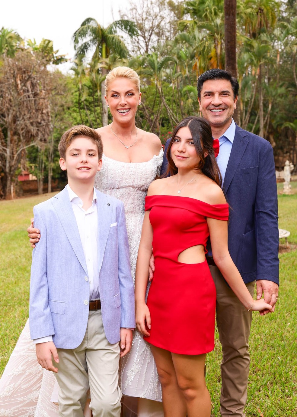 Edu Guedes e Ana Hickmann em cerimônia de noivado, juntos com os filhos — Foto: Brazil News
