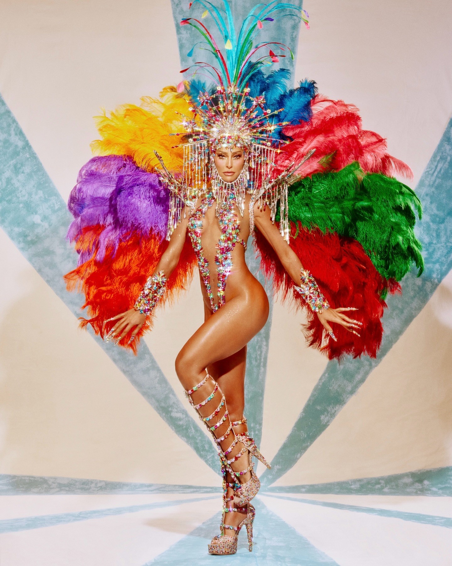 Sabrina Sato mostra a fantasia de rainha de bateria da Vila Isabel