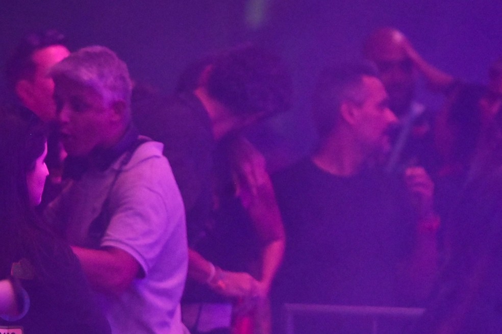 Ivete flagrada aos beijos em show — Foto: AgNews