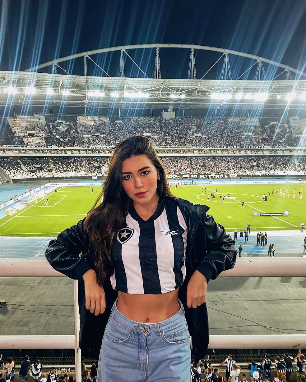 Juliane Carvalho é torcedora do Botafogo — Foto: Reprodução/Instagram