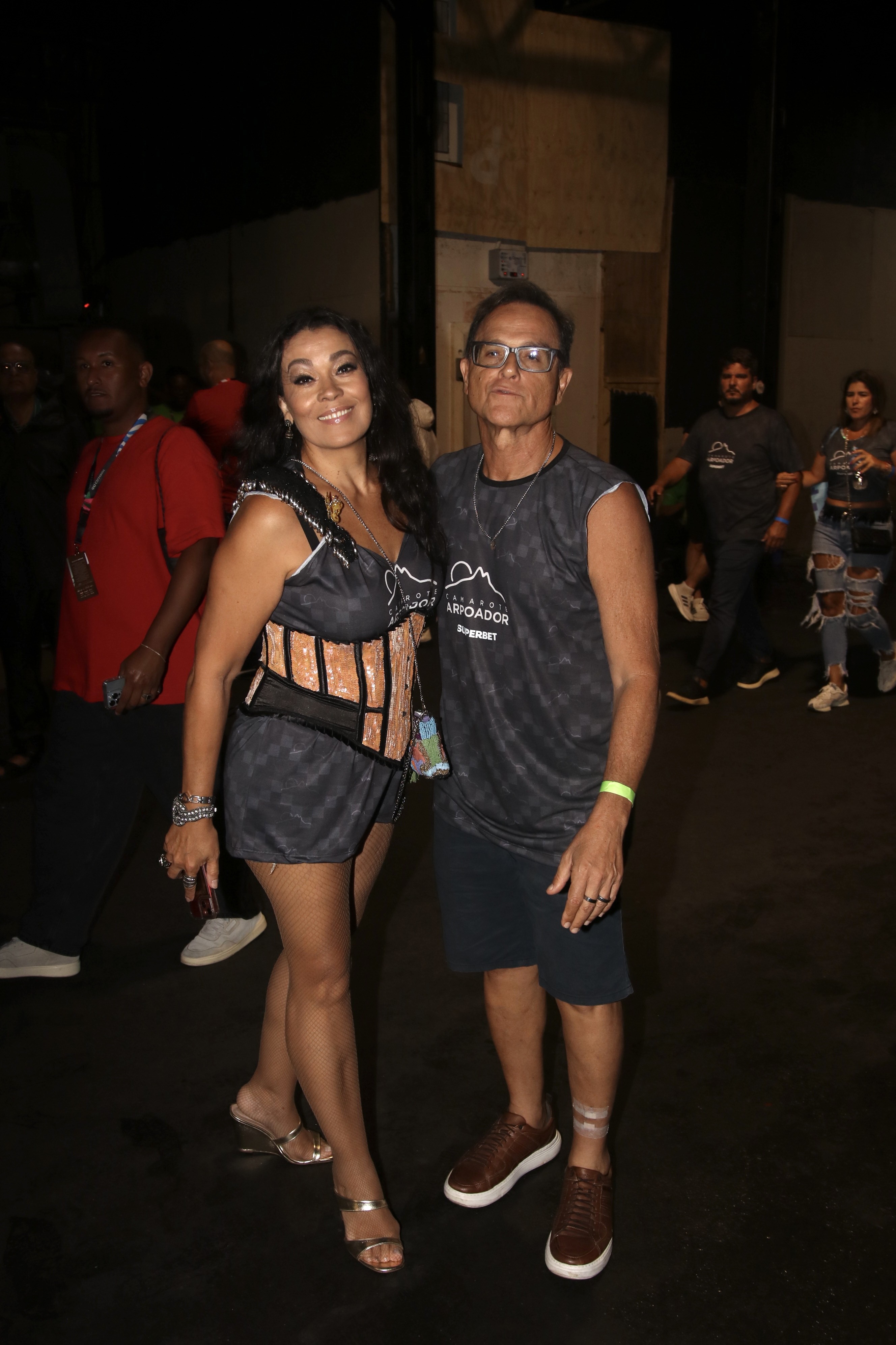 Lembra dele? Sylvinho Blau-Blau vai com esposa ao Desfile das Campeãs no Rio