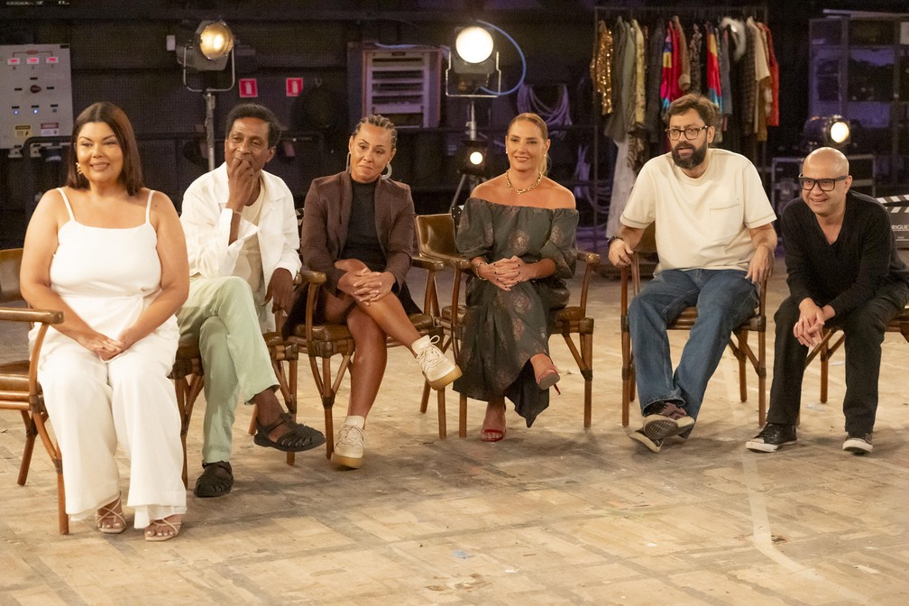 Fabiana Karla, Luis Miranda, Evelyn Castro, Heloisa Périssé, Fernando Caruso e Welder Rodrigues participam de um jogo para homenagear nomes do humor no Vídeo Show. — Foto: Globo/Ellen Soares