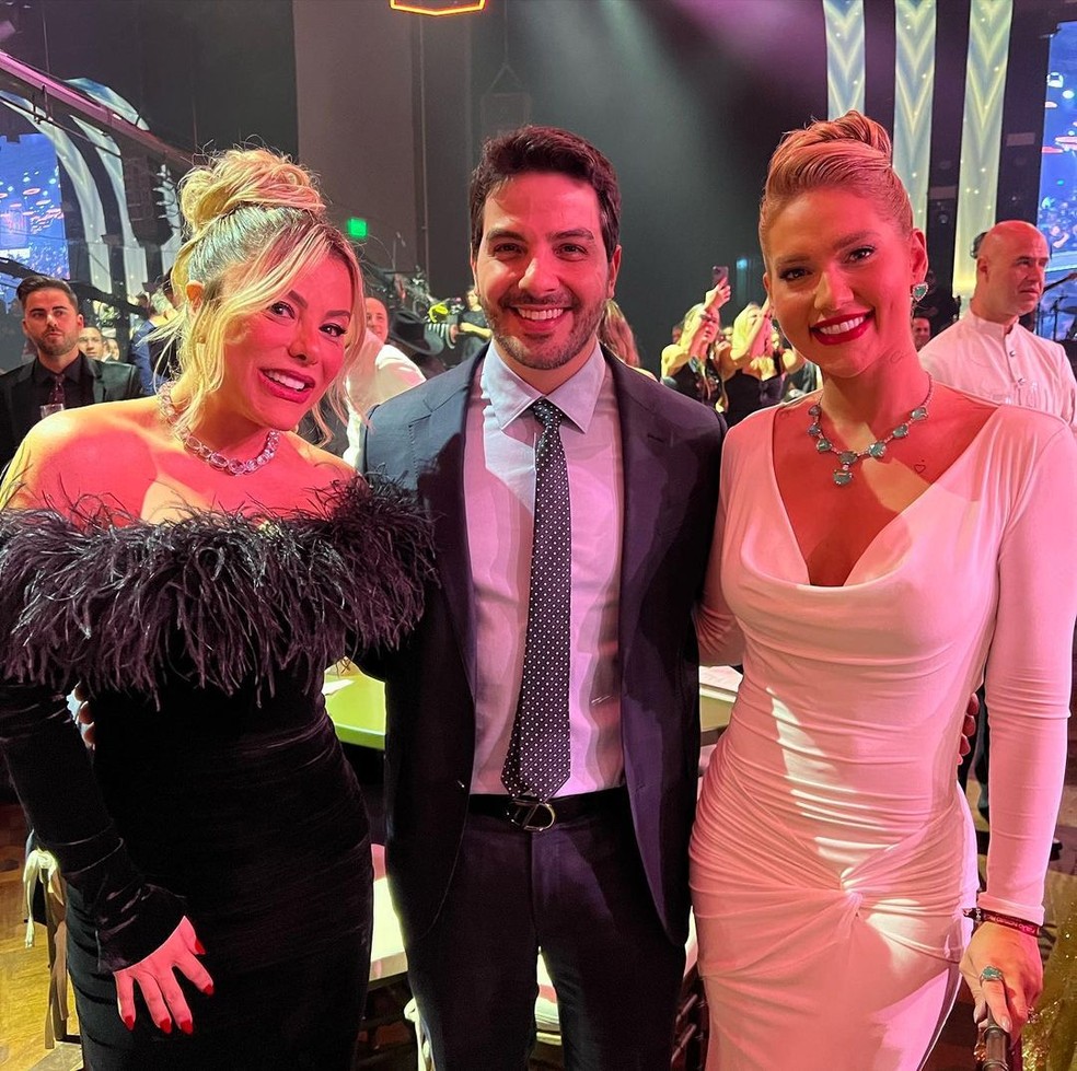 O médico Guilherme Scheibel com Poliana e Virginia Fonseca no leilão do Instituto Neymar Jr. — Foto: Reprodução Instagram