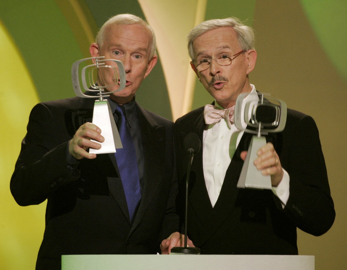 Morre aos 86 anos o comediante americano Tom Smothers, da dupla