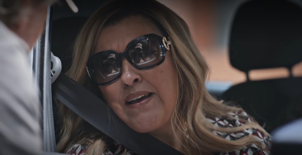 Zoé descobre por Galo que dona Dequinha não cansou de ir atrás da filha em Todas as Flores — Foto: Globo