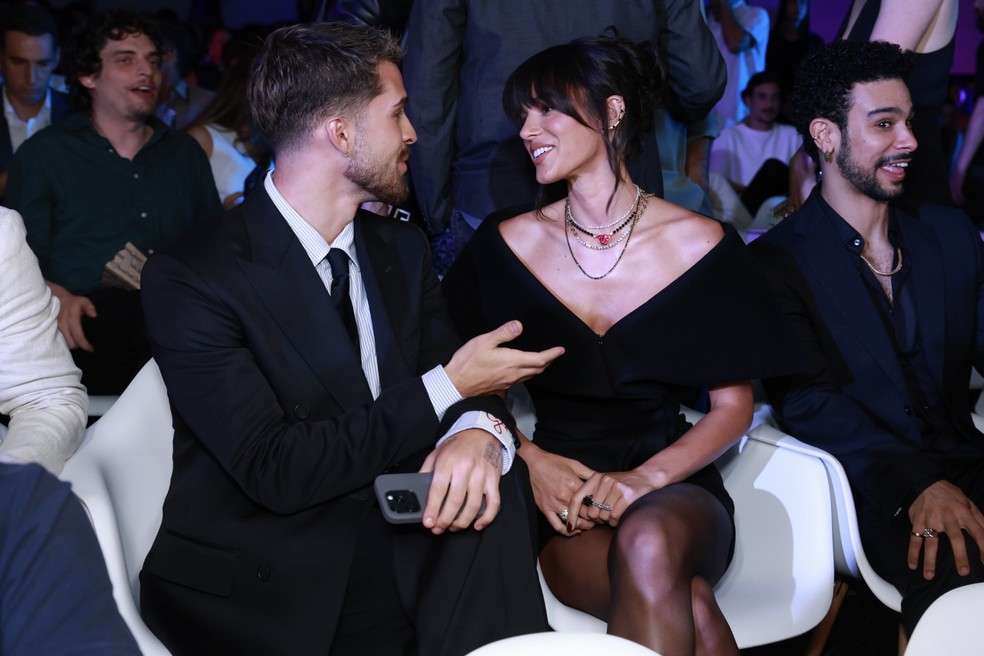 Brunna Marquezine e João Guilherme juntos em lançamento de série — Foto: Roberto Filho/Brazil News