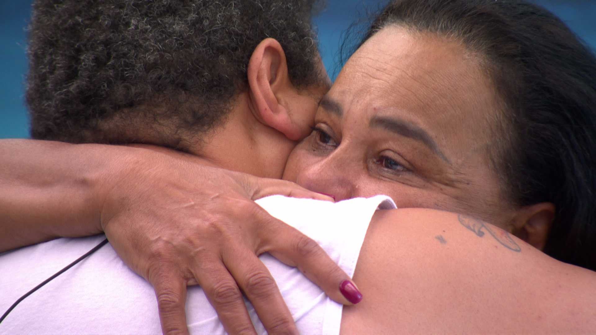 Solange Couto se emociona e abraça Babu Santana no BBB 26: 'Você tem uma amiga de verdade'
