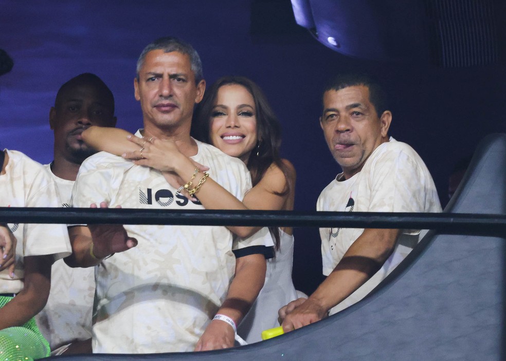Anitta com a fam&iacute;lia na Sapuca&iacute; &mdash; Foto: Brazil News