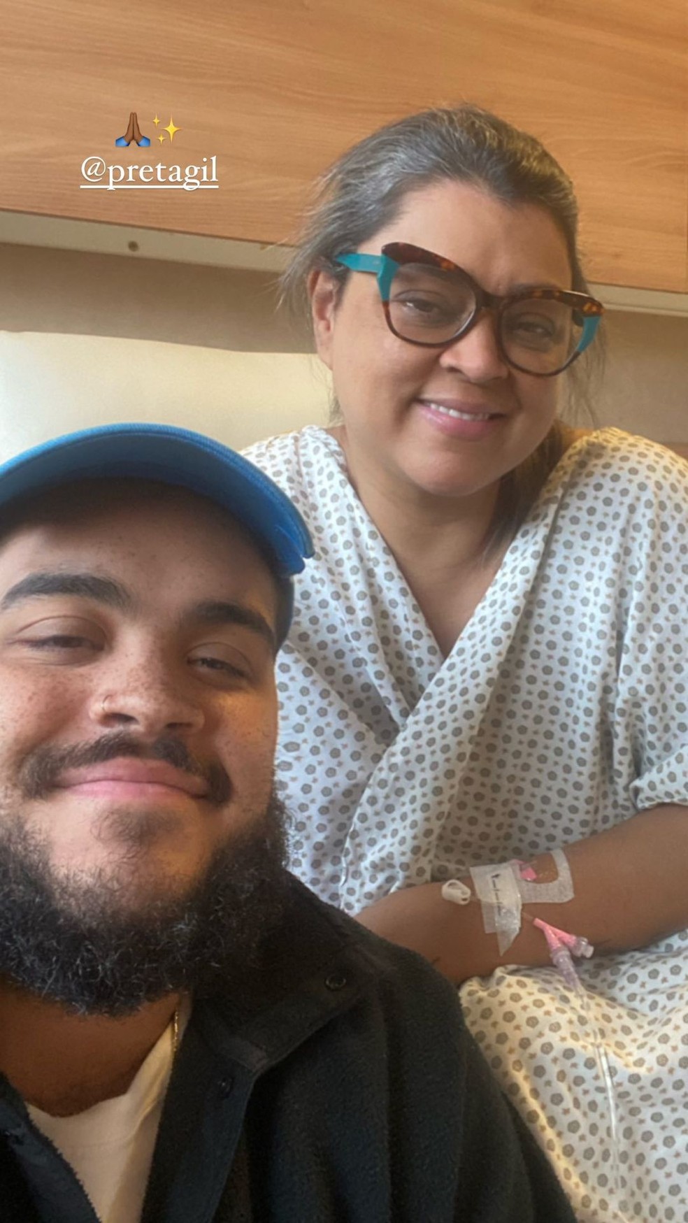 Filho de Preta, Francisco Gil posta selfie com mãe antes de operação do tumor — Foto: reprodução