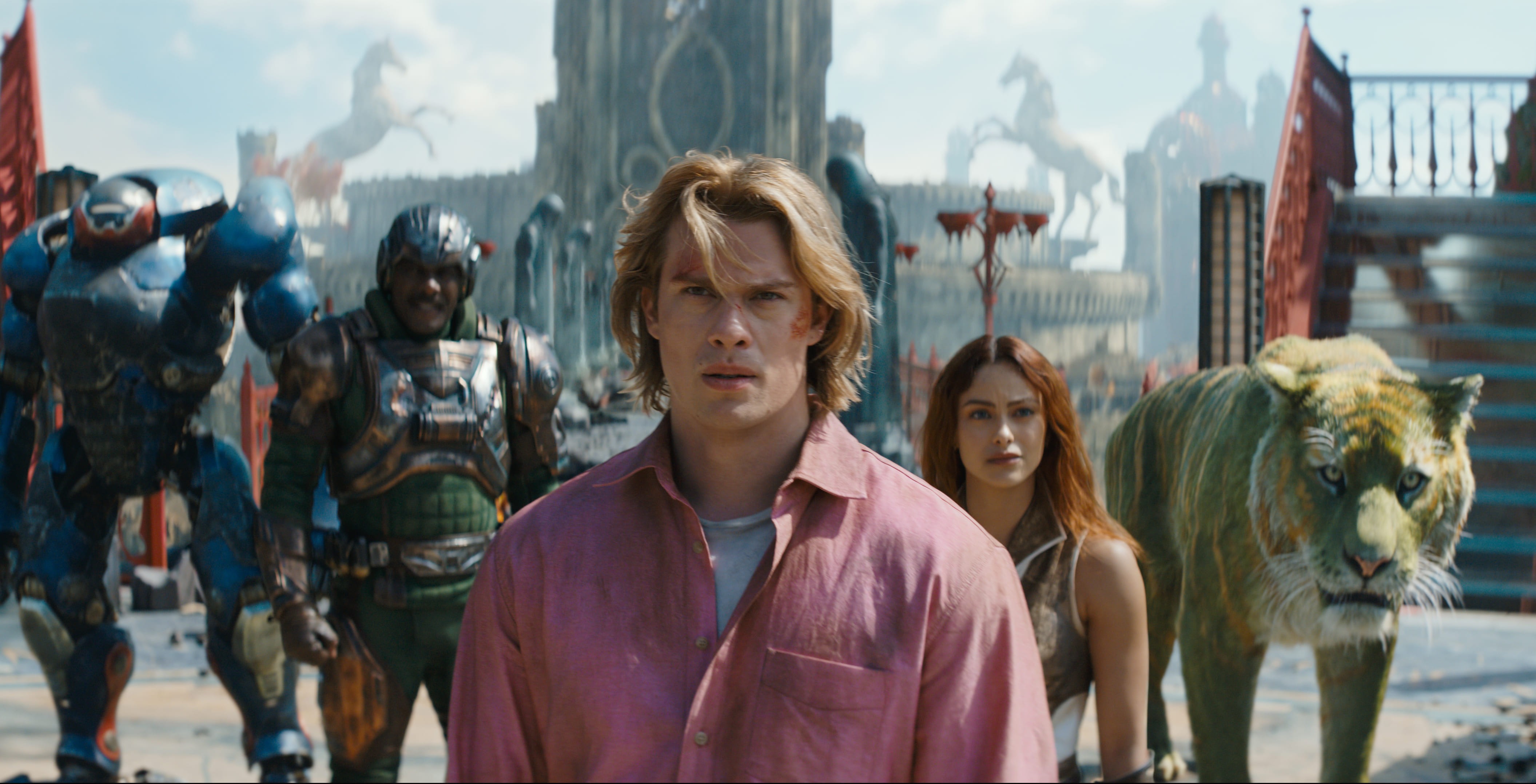 Nicholas Galitzine, Camila Mendes e Travis Knight vêm ao Brasil para divulgar 'Mestres do Universo'