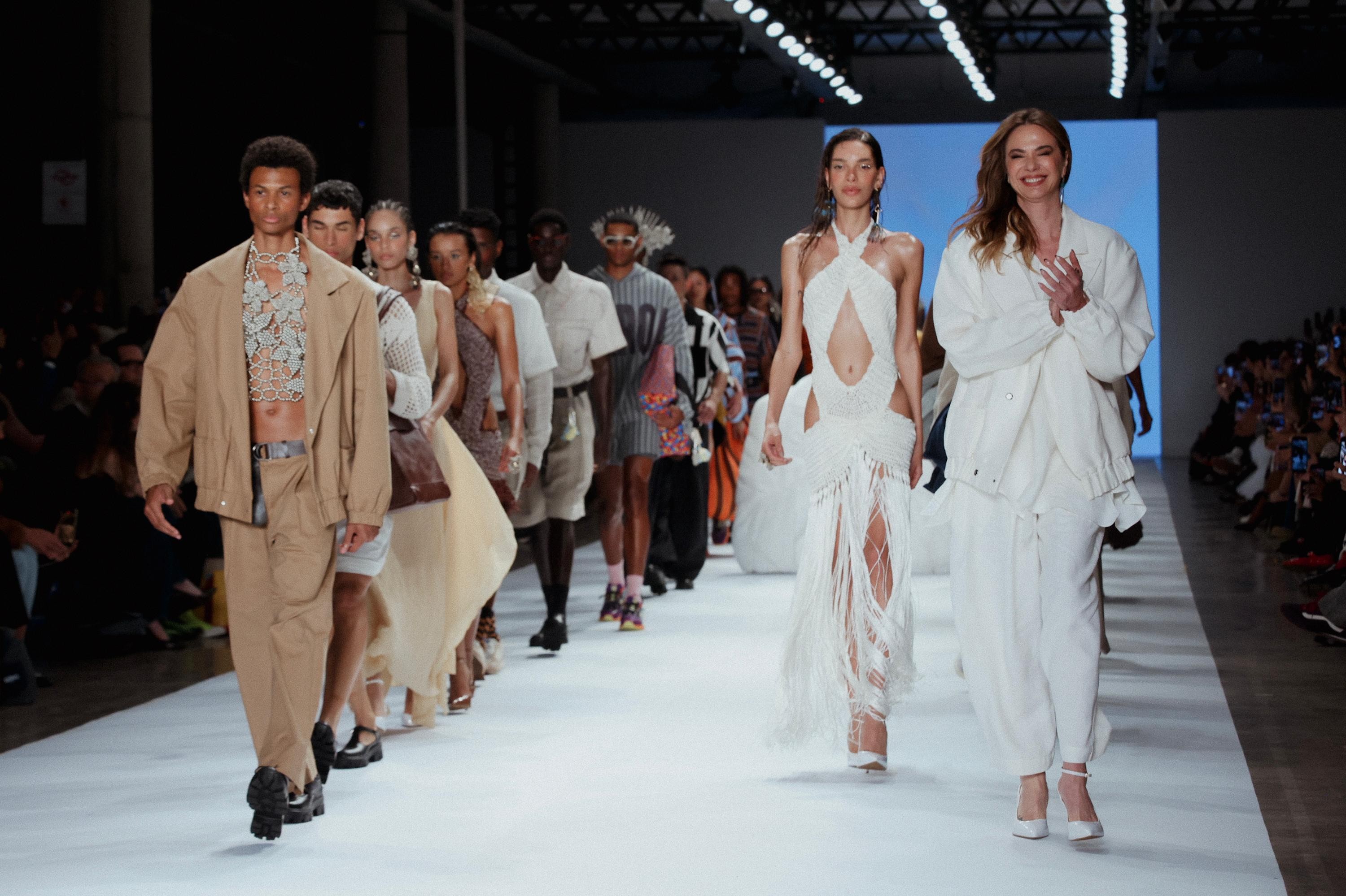 SPFW N60: LED transforma passarela em avenida e celebra o Carnaval