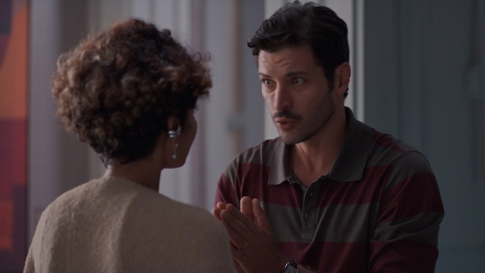 Em Três Graças, Herculano tenta convencer Lena a não voltar para o Brasil — Foto: Globo