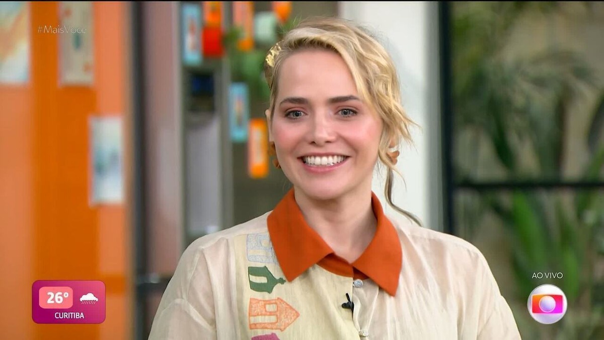 Ana Maria Braga esquece garfo nas costas e se diverte ao levar 'espetada' ao vivo