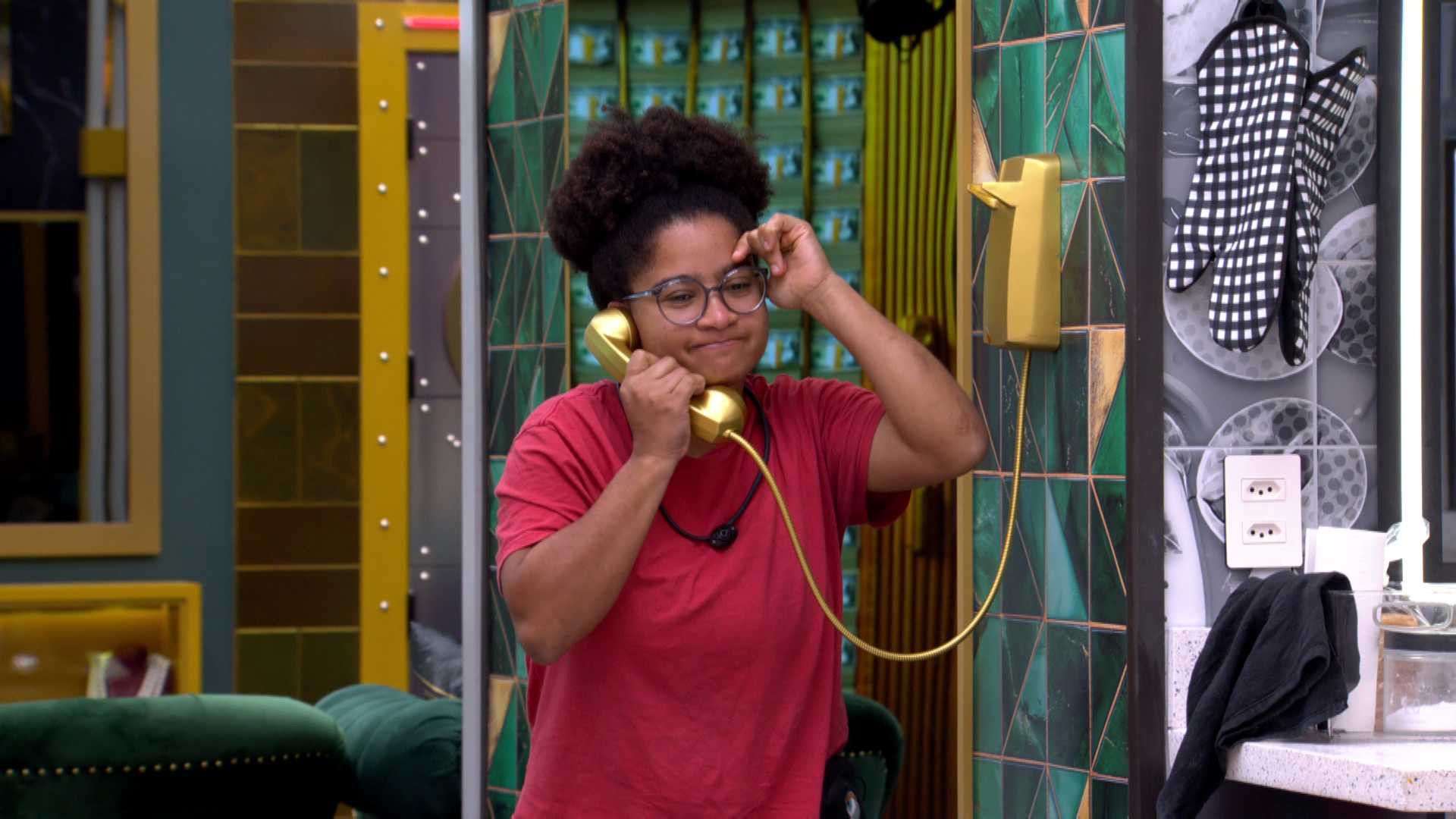 Milena atende ao Big Fone e soma pontos no Cartola BBB