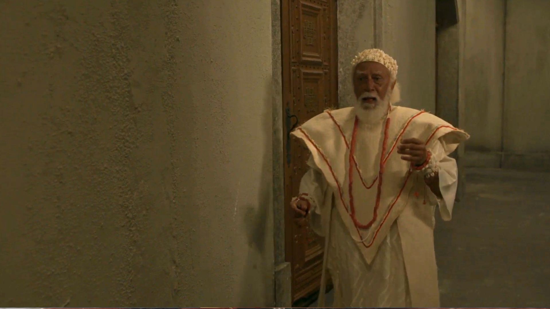 Cena da novela 'A Nobreza do Amor' mostrando os personagens Binta e Pascoal em um momento de segredo