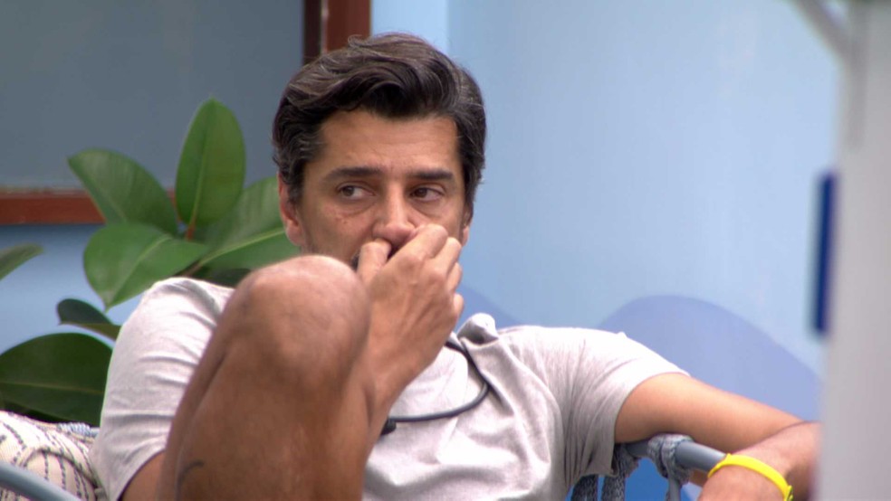 Alberto Cowboy lê jogo de Leandro no BBB 26: 'Se queimou e continua se queimando' — Foto: GLOBO