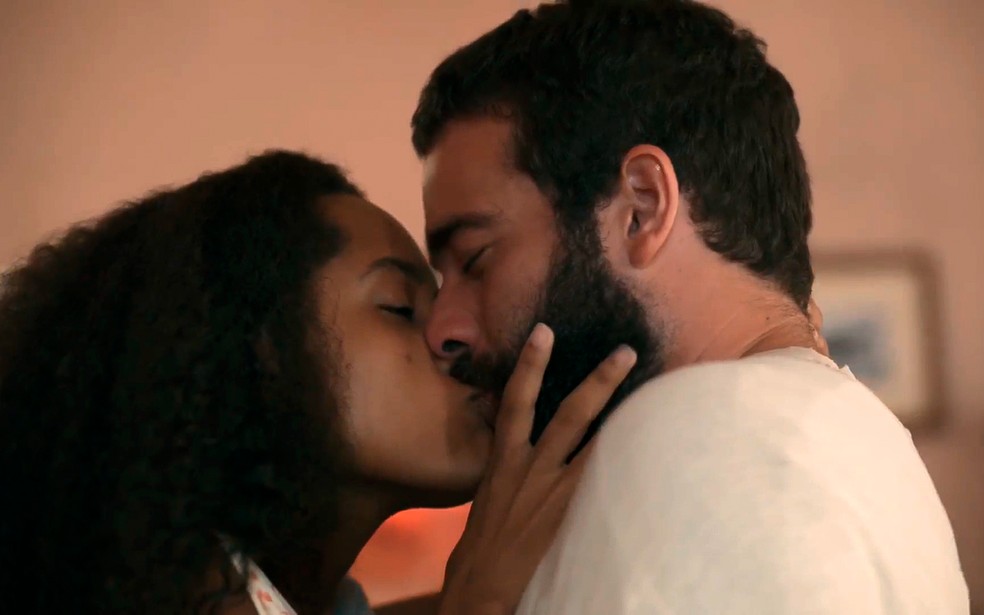 José Inocêncio (Humberto Carrão) dá mais um beijão em Maria Santa (Duda Santos) - Renascer — Foto: Globo