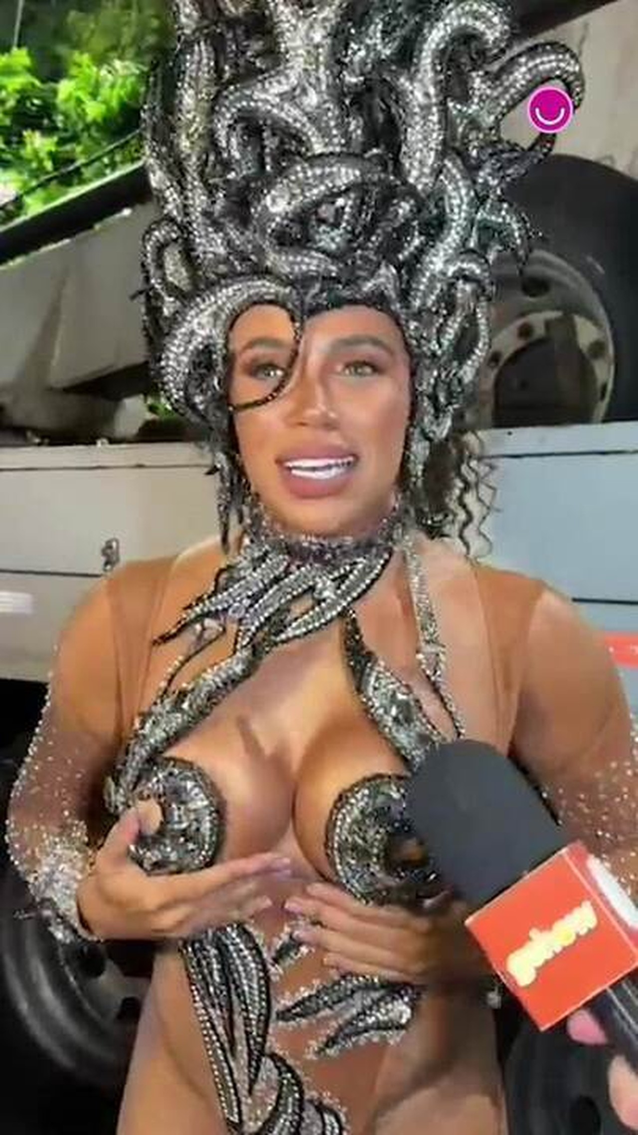 Evelyn Basttos aposta em fantasia ultracavada para desfile da Mangueira