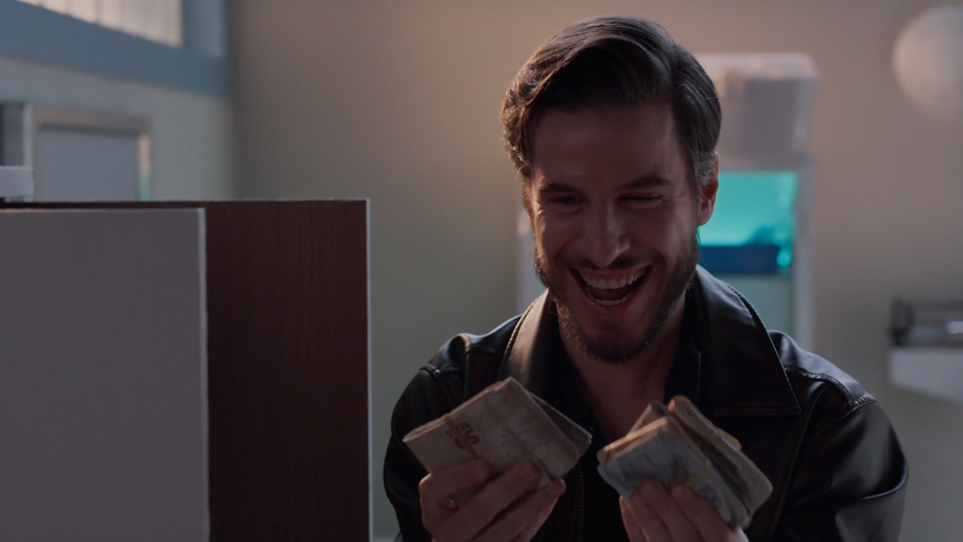 Três Graças: Macedo encontra dinheiro do grupo de Rogério no consultório de Zé Maria