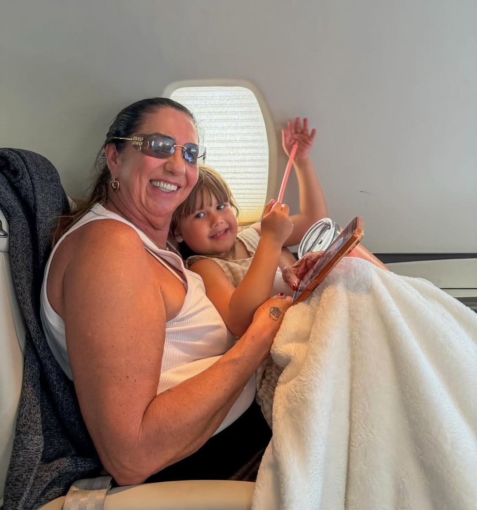 Margareth Serrão com a neta Maria Alice durante voo — Foto: Instagram