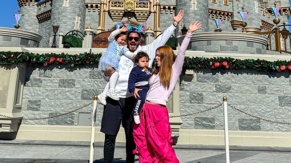 Viih Tube e Eliezer com os filhos, Lua e Ravi — Foto: Reprodução/Instagram