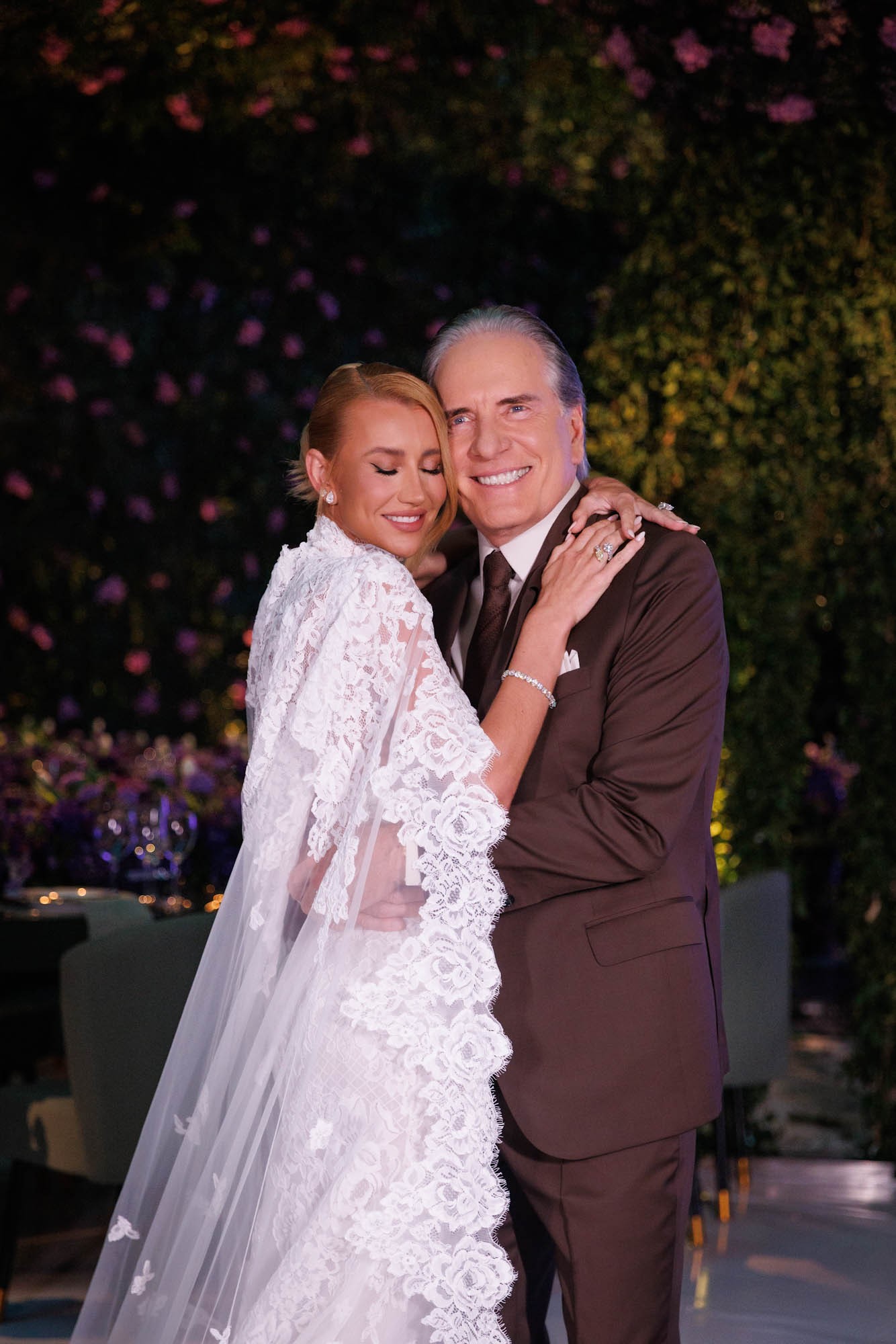 Ana Paula Siebert e Roberto Justus renovam votos com presença de famosos; veja looks e decoração