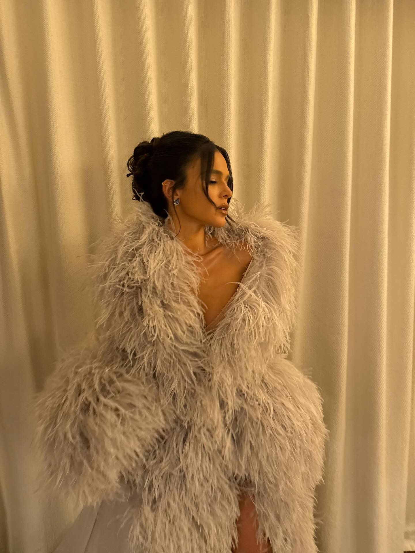 Bruna Marquezine abre álbum de fotos com plumas e transparência; veja