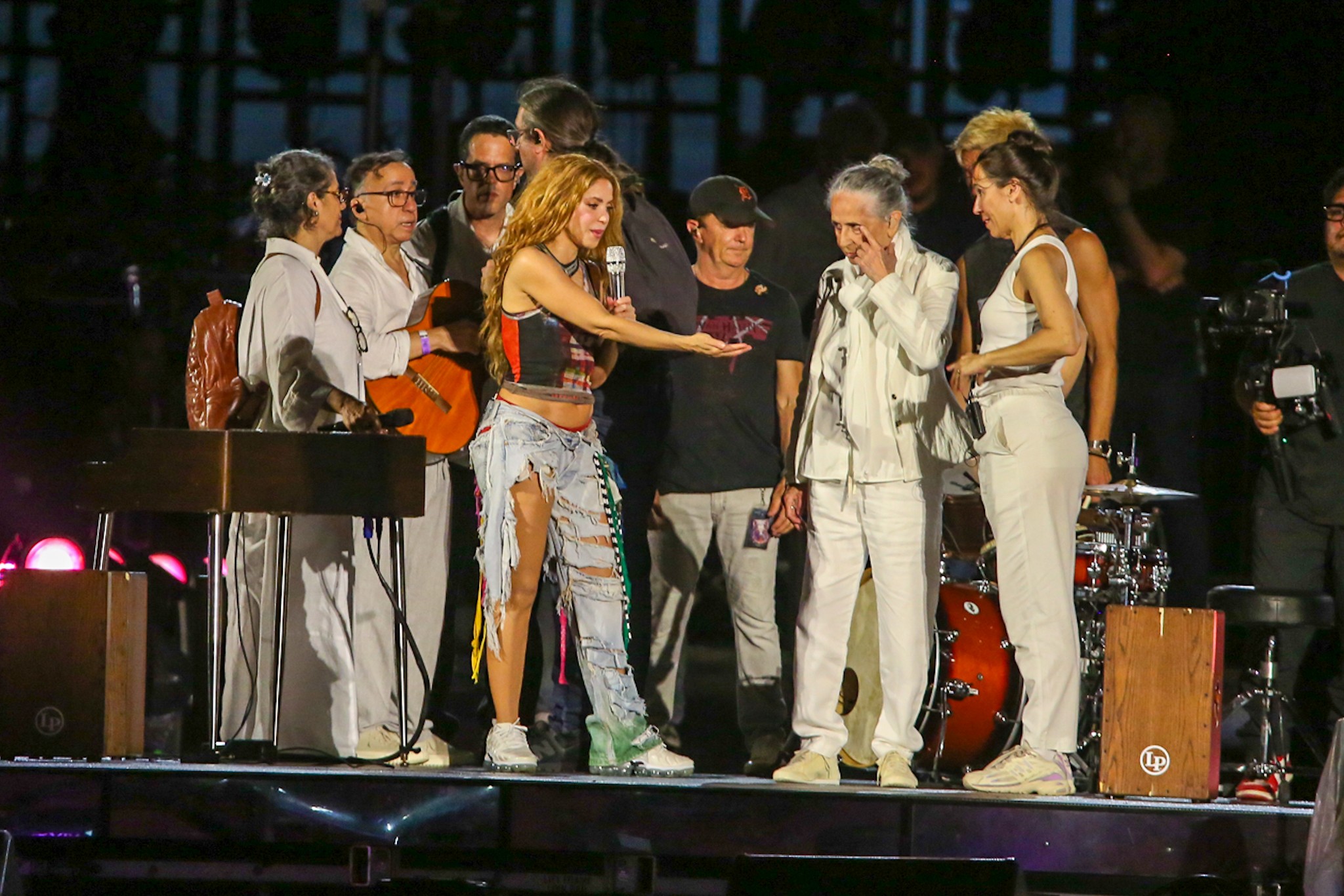 Shakira ensaia com Maria Bethânia na praia de Copacabana para seu show no sábado, 2