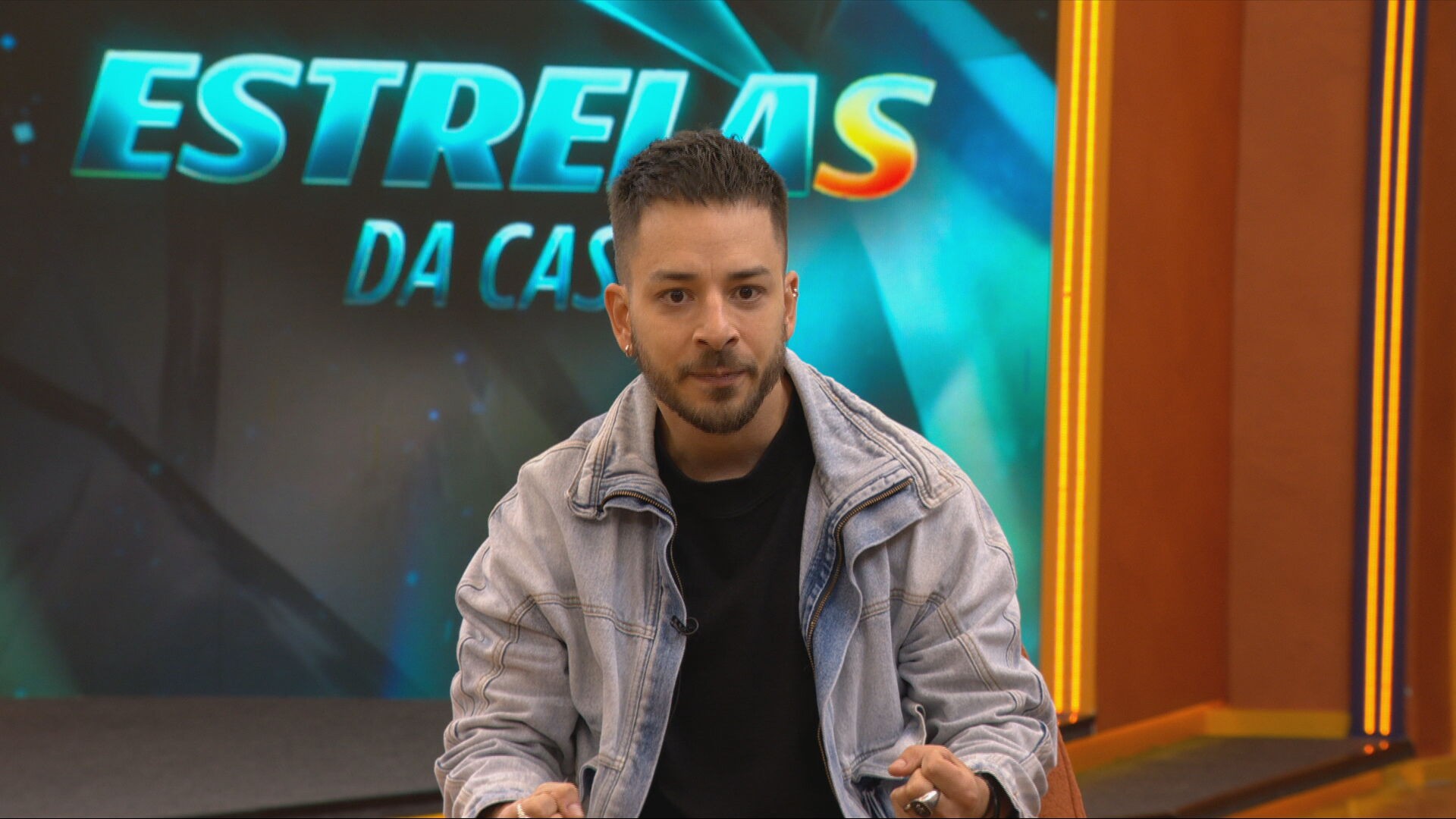 Junior conversando emocionalmente com jovens do reality show