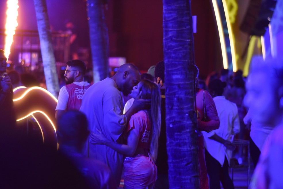 Marlon Wayans e Gabi Martins se beijam na Farofa da Gkay — Foto: AgNews