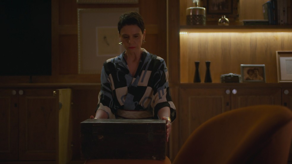 Celina também vai visitar a irmã no hotel — Foto: Globo