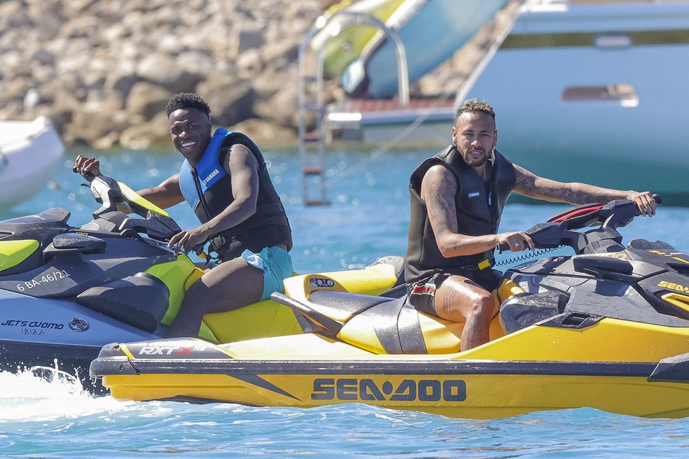 Neymar, Vinicius Jr. e Militão fazem poses para paparazzis enquanto andam  de jet ski em Ibiza | Famosos | gshow