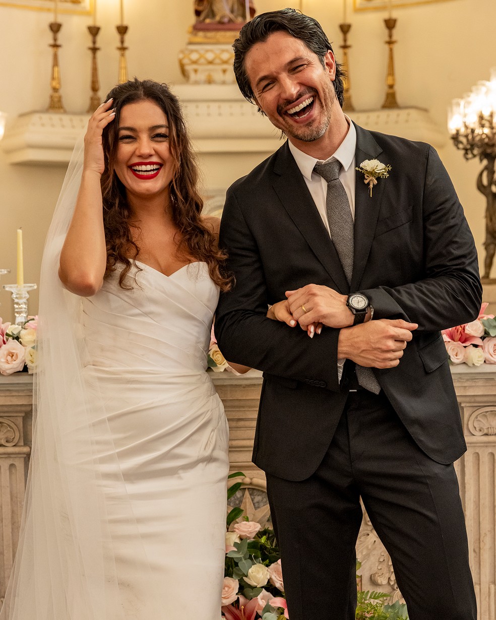 O sorriso de Sophie Charlotte e Romulo Estrela nos bastidores do casamento de Gerluce e Paulinho em Três Graças. Foto: Globo/ Fábio Rocha