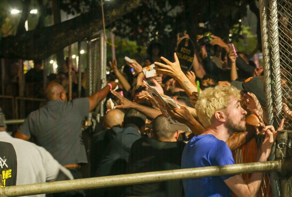 Lady Gaga manda entregar 80 caixas de pizza para fãs na porta do hotel, no Rio — Foto: gshow