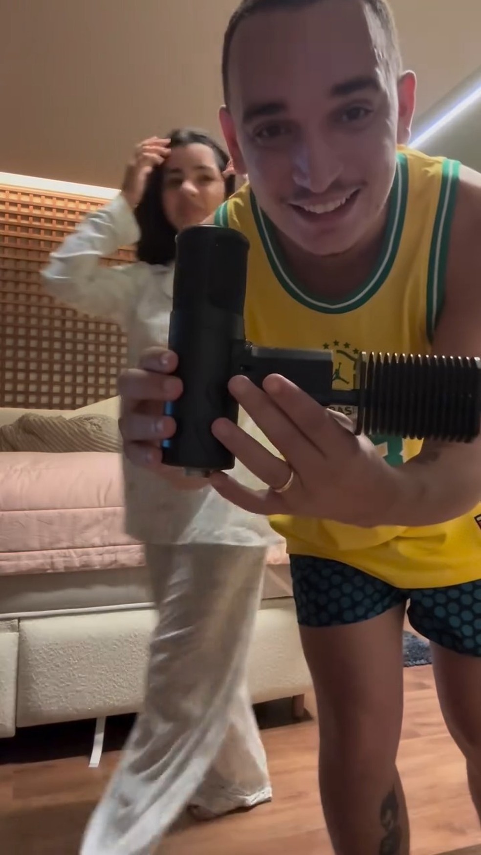 Ary Mirelle presenteia João Gomes com um dos microfones mais caros do mundo — Foto: Reprodução/Instagram