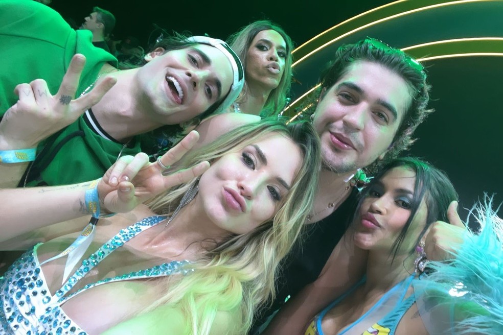 Gabi Martins em selfie com Fiuk, Flay e Nattanzinho na Farofa da Gkay — Foto: reprodução