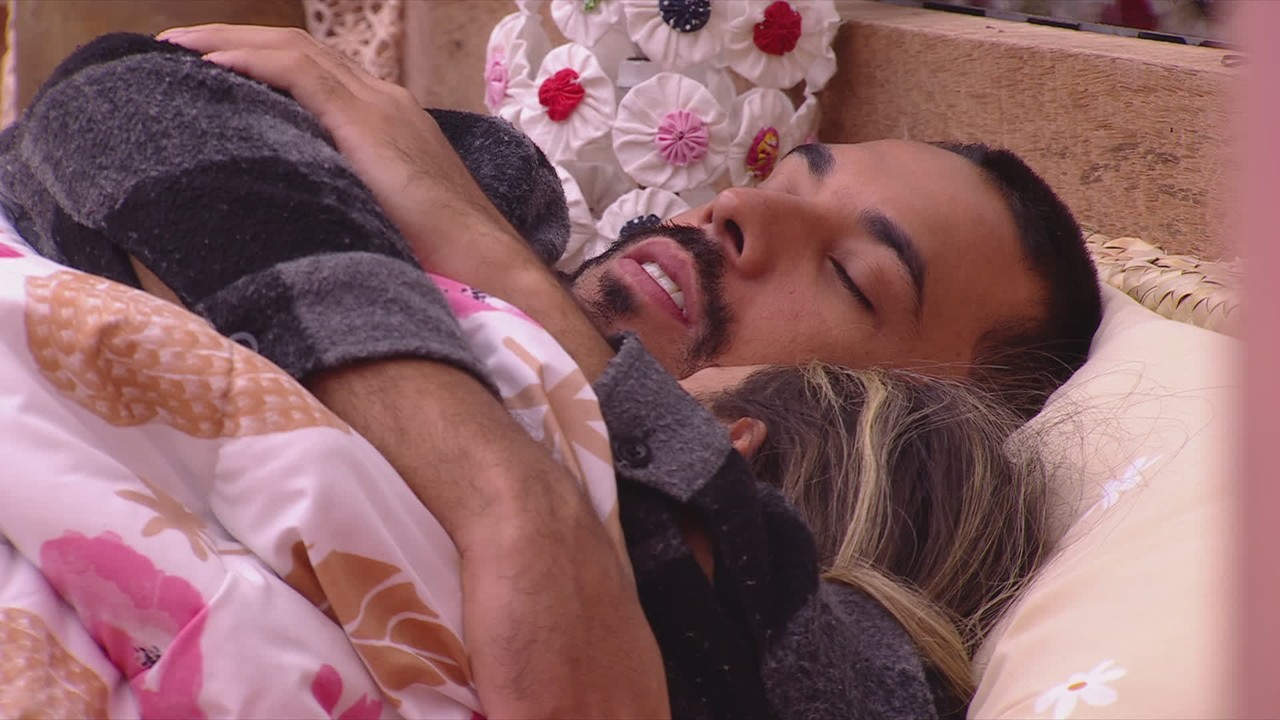 Maike e Renata deitam de conchinha, e brother comenta: 'Brasil, eu venci'