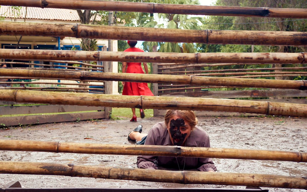 Êta Mundo Melhor!: Dita empurra Zulma na lama após sofrer ameaça