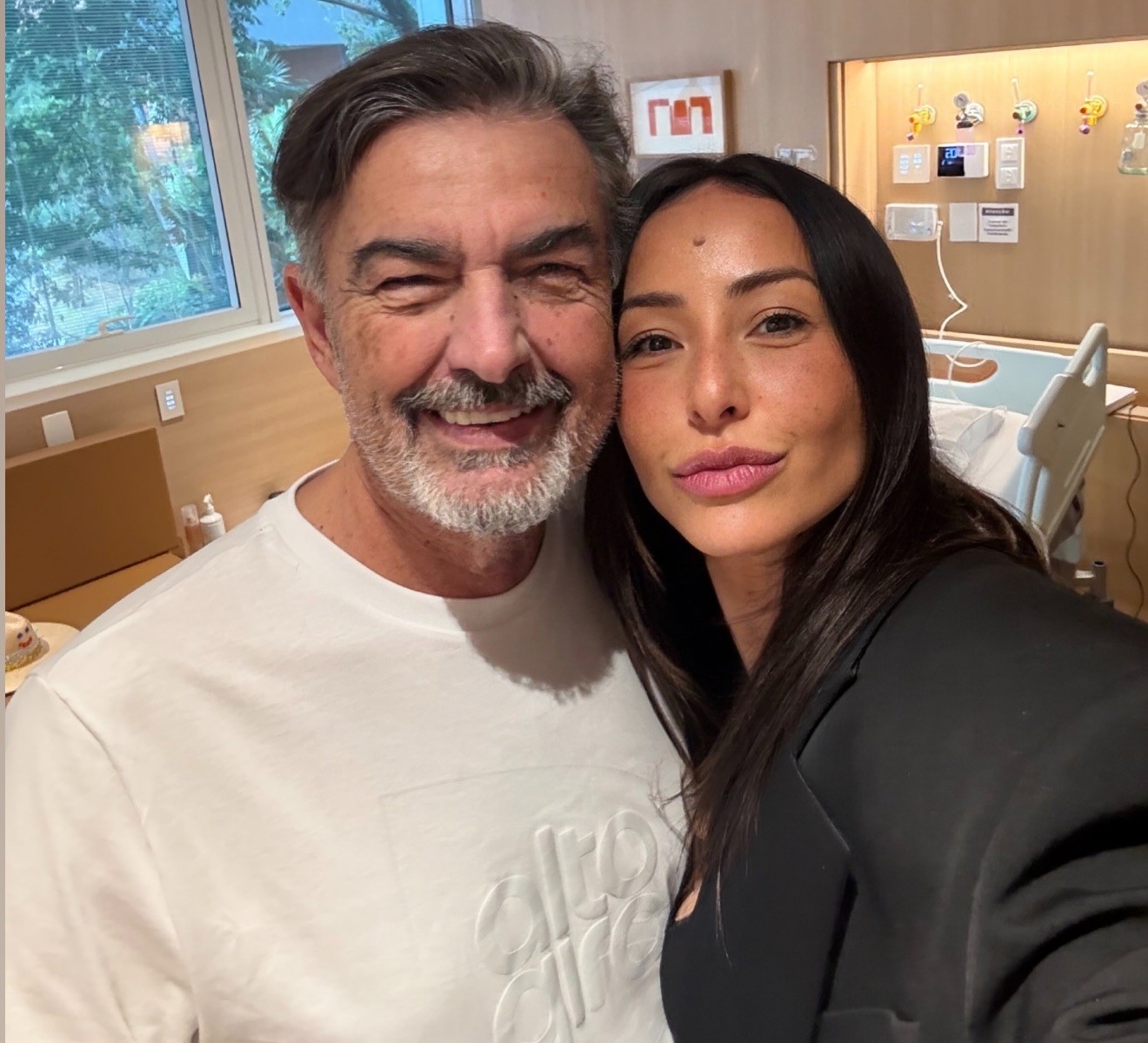 Sabrina Sato atualiza estado de saúde do pai após cirurgia: 'A luta continua, mas a primeira batalha foi vencida'