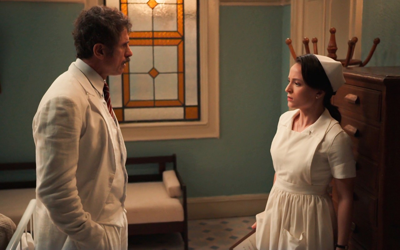 Em Êta Mundo Melhor!, Estela e Ernesto têm reencontro surpreendente: ‘Quero seu perdão’